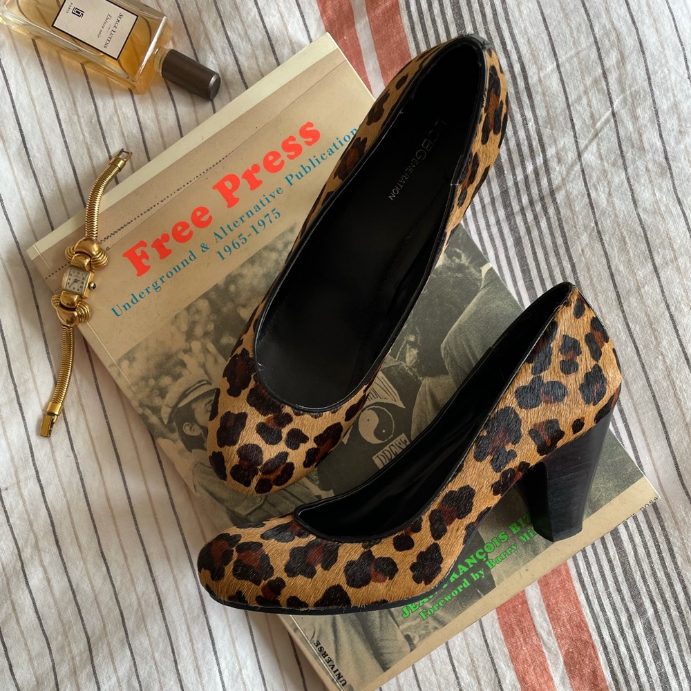 “Joshy” round toe leopard-print pumps
